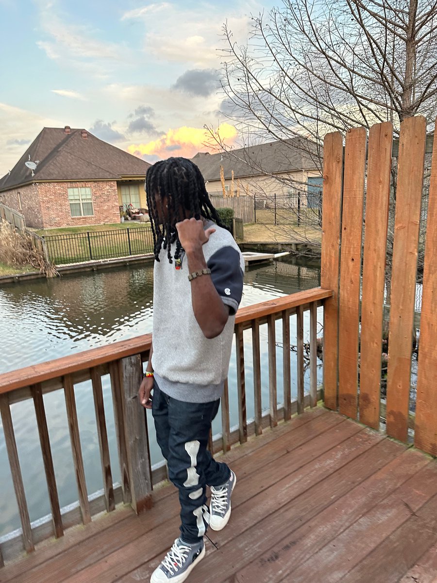 salutemeezy_'s tweet photo. Acting like you love me but I know it’s flaw so ima fake it to🖤 first day of #springsemester https://t.co/XCxdMMr4C7