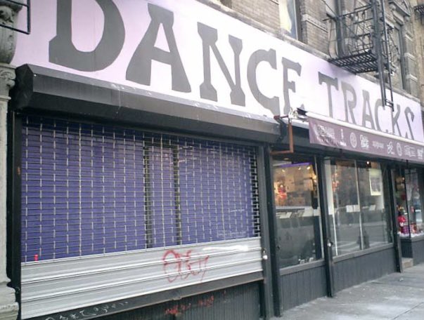 greeneffect_jp's tweet photo. Wow! just found this pic on my old hdd. I took it when I visited NYC in jan 2004. I remember that the purpose of the trip was specifically to experience the atmosphere of the real house music scene over there. #dancetracks https://t.co/pKa87HFwnz