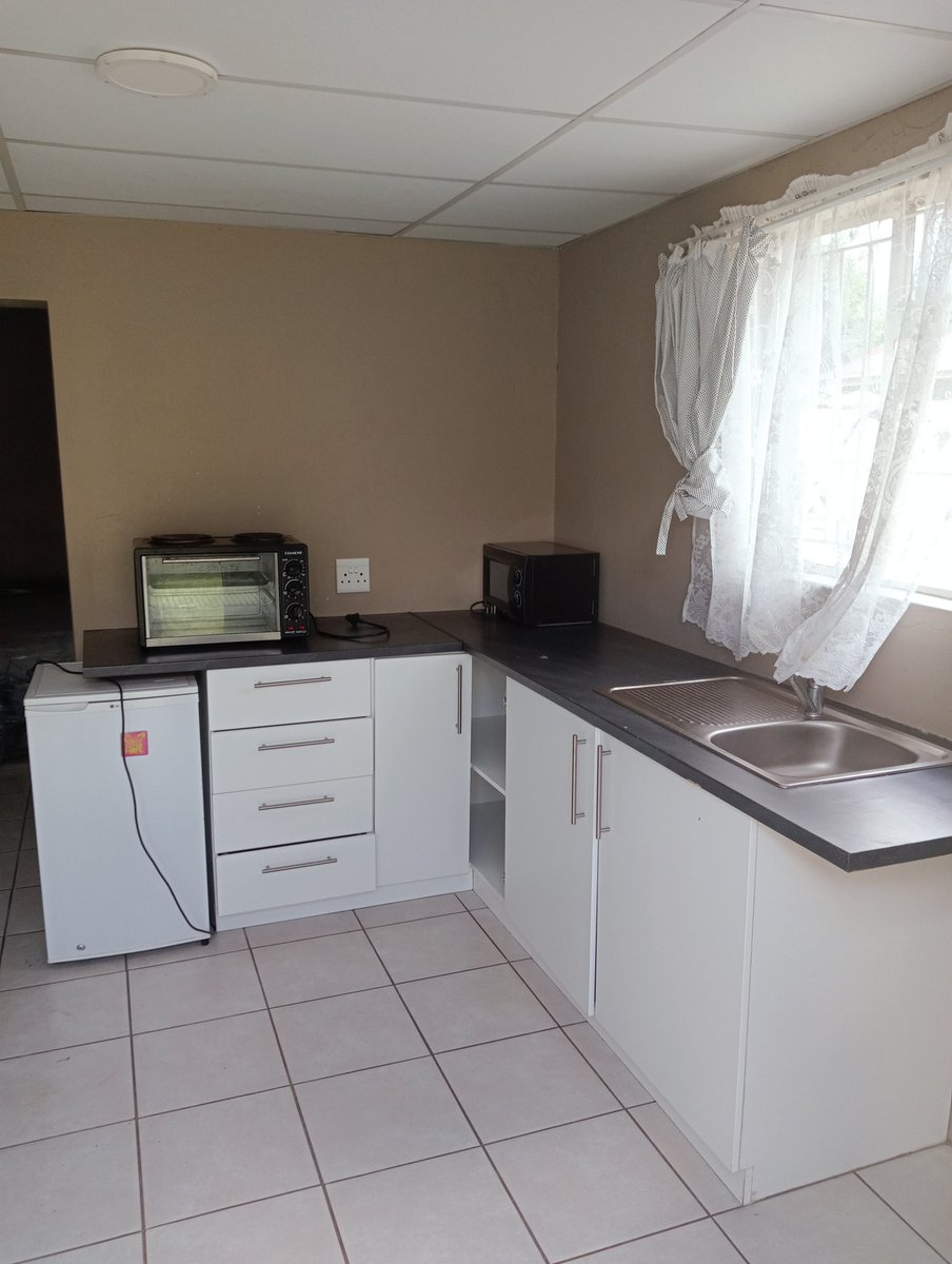 Donald_Matongo's tweet photo. Anyone working or studying in Bloemfontein looking for accommodation, neat bachelor flat available in Universitas. #Bloemfontein #BloemTwitter https://t.co/fUSQYK7OjZ