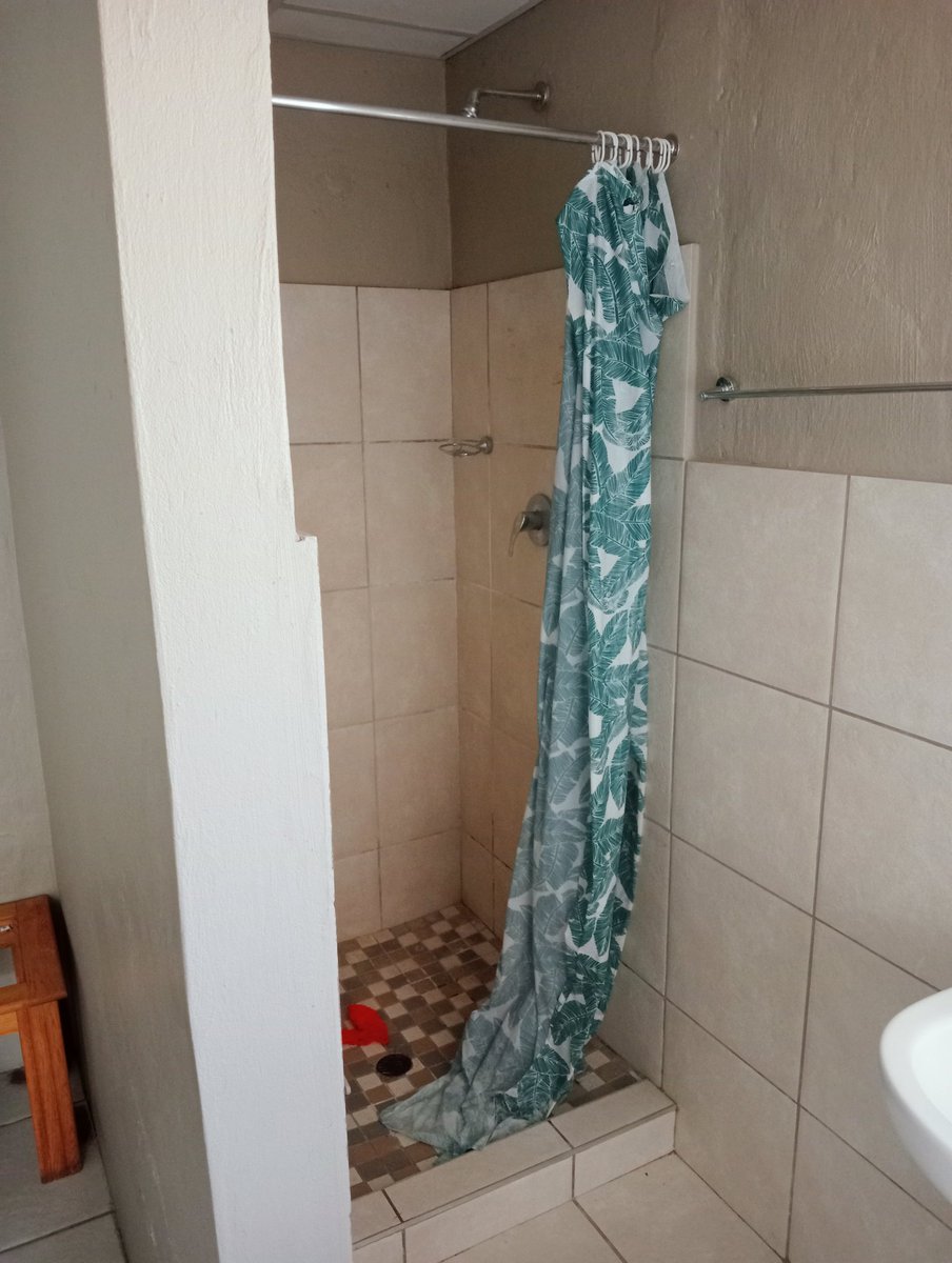 Donald_Matongo's tweet photo. Anyone working or studying in Bloemfontein looking for accommodation, neat bachelor flat available in Universitas. #Bloemfontein #BloemTwitter https://t.co/fUSQYK7OjZ