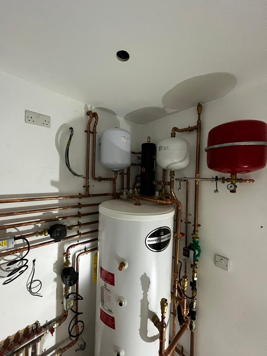 Low carbon heating solutions - air source heat pumps are replacing gas boilers by 2025