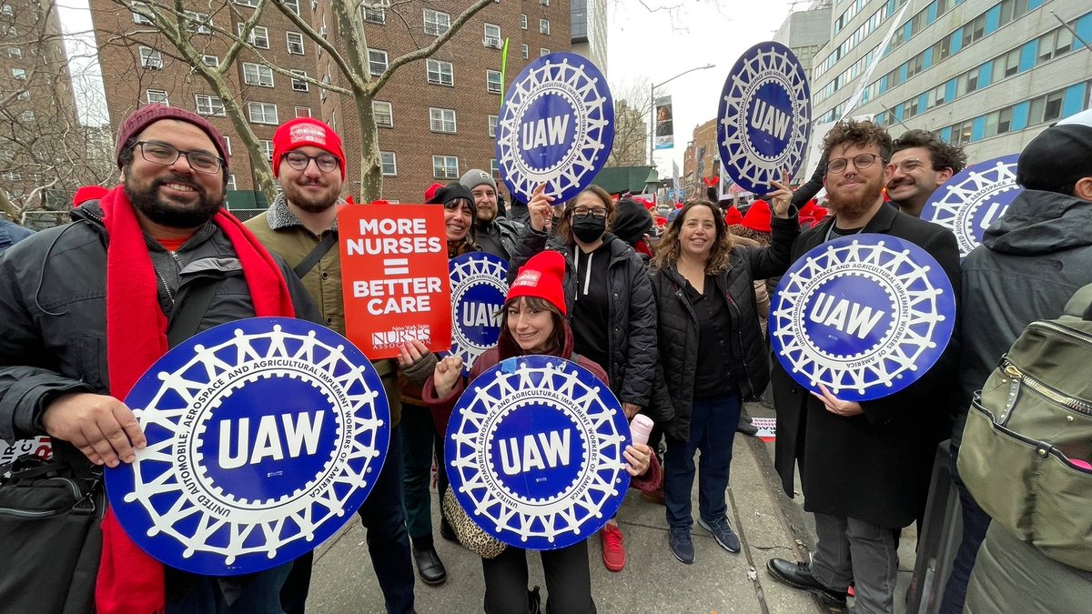 Back at it again! @UAW academic workers from @spocuaw @CPWUAW @SW_Columbia will continue to show up and support striking @nysna nurses until they win! #NYCNursesStrike #1u ✊