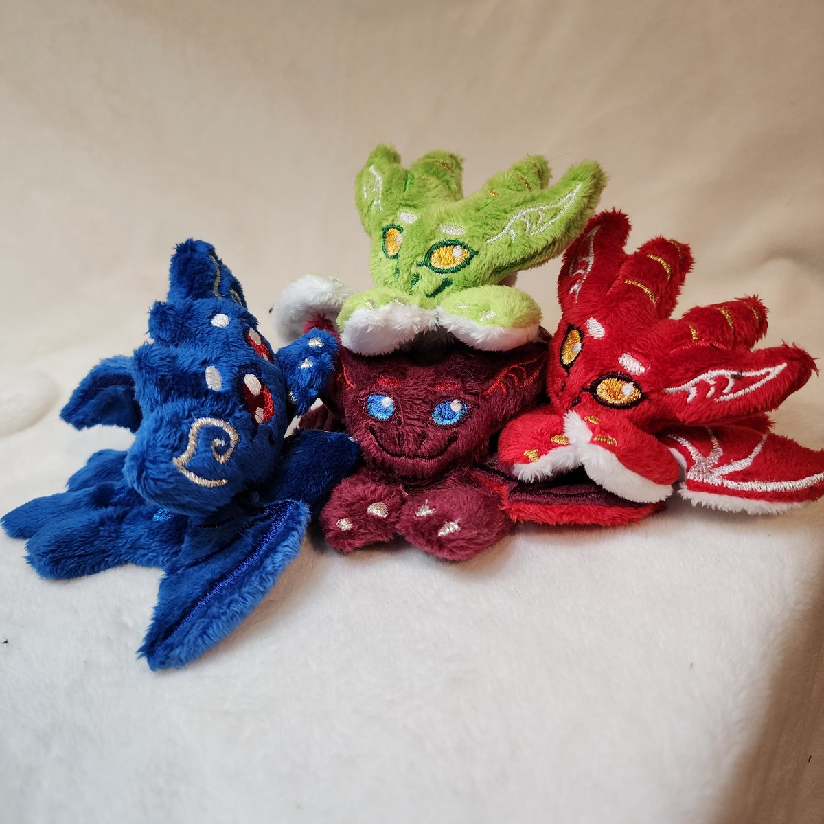 Harbingerplush's tweet photo. Heyy I'm super low on money and have these really sweet dragons looking for a home for 35Usd +shipping each any purchases would be super helpful to pay my phone bill off 💜 https://t.co/TTY174jA8B