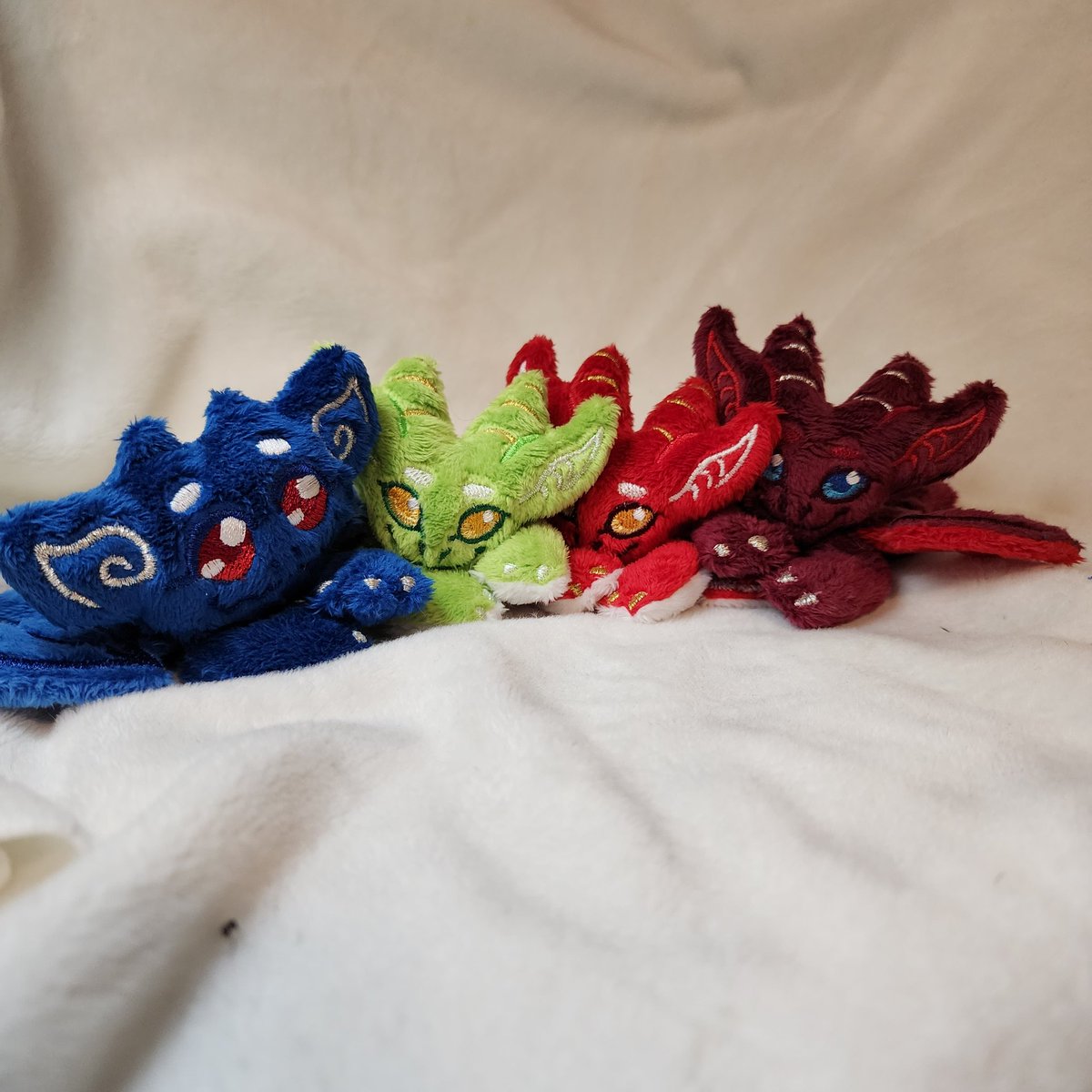 Harbingerplush's tweet photo. Heyy I'm super low on money and have these really sweet dragons looking for a home for 35Usd +shipping each any purchases would be super helpful to pay my phone bill off 💜 https://t.co/TTY174jA8B