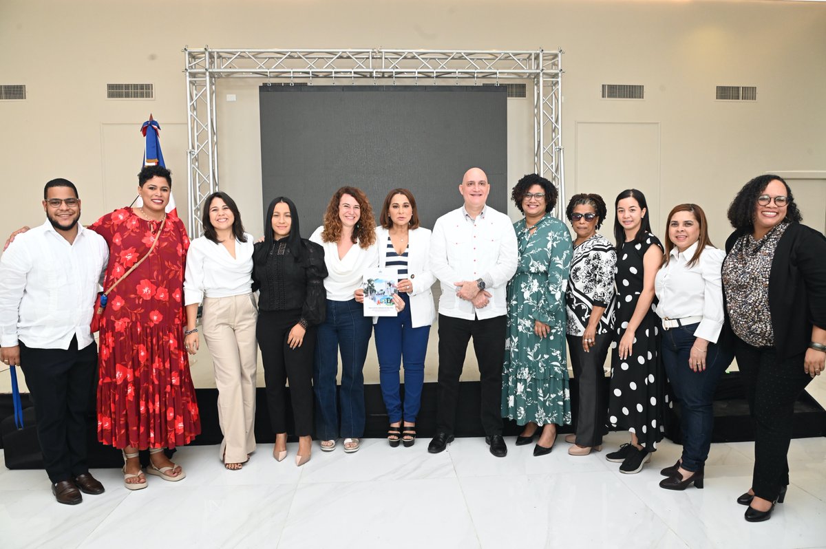MMujerRD's tweet photo. El Gobierno realizó el lanzamiento del primer Plan Local de Cuidados del país, correspondiente al municipio de #Azua, territorio priorizado en el marco de la estrategia piloto Comunidades de Cuidado.
📰Información ampliada: https://t.co/HnmzWVLvsj
#CuidandoEnAzua #MMujerRD https://t.co/2iyAqdoXWt