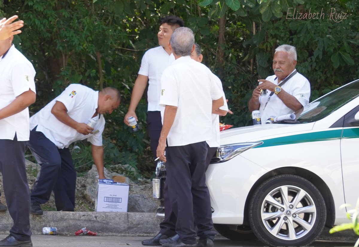 eracancun's tweet photo. Y mientras tanto los #Taxistas ahogan sus penas #Uber #uberlegal #QuintanaRoo #cancun @VivoEnCancun @AytoCancun @TransitoBJ @RFQR @GobQuintanaRoo @MaraLezama @fauadrian @radioturquesa @CeciSolisQR @PeriodismoObje4 https://t.co/F48rLtJxff