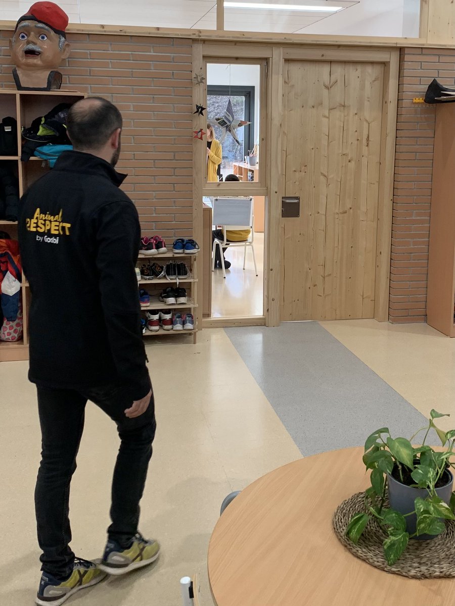 Avui hem iniciat un nou projecte a CM de la mà d’animalrespect on tour de <a href="/Gosbicom/">Gosbi</a> 🐶🐱 i en <a href="/enpeyu/">Peyu</a> 
Amb moltes ganes d’aprendre i compartir!