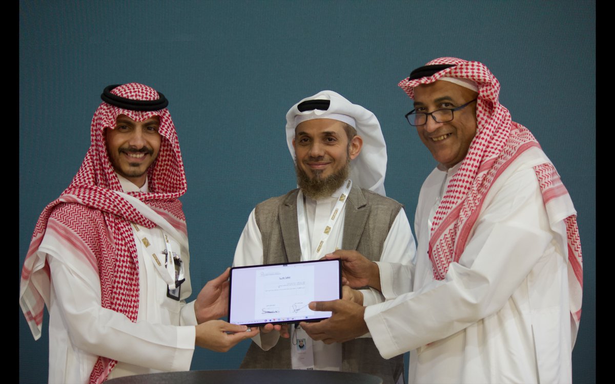 Hulool's tweet photo. سعياً في تقديم أفضل الخدمات للإرشاد السياحي والثقافي لـ #ضيوف_الرحمن ، تم توقيع اتفاقية بين منصة #حلول_العمرة @HuloolUmrah إحدى كيانات مجموعة #حلول وبين مؤسسة مناهل الخير 
@manahel2030
 #اكسبو_الحج https://t.co/k5bzYcNLB3