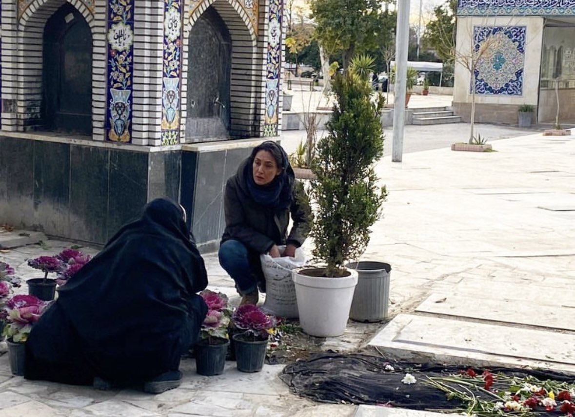 pouriazeraati's tweet photo. هدیه تهرانی در گرگان بر سر مزار #آیدا_رستمی پزشک جوان حامی معترضان که بدست رژیم کشته شد

#مهسا_امینی https://t.co/luSWTSH1Zx