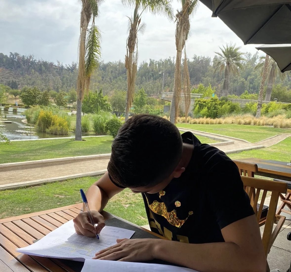camilo_zamora's tweet photo. El promisorio púgil amateur chileno, Emilio “el único” Farid; firmó su vínculo con CHINO MAIDANA PROMOTIONS para poder realizar muy pronto su debut en el Boxeo profesional. 
#BoxeoChile #BoxeoProfesional https://t.co/g0I1gjki70
