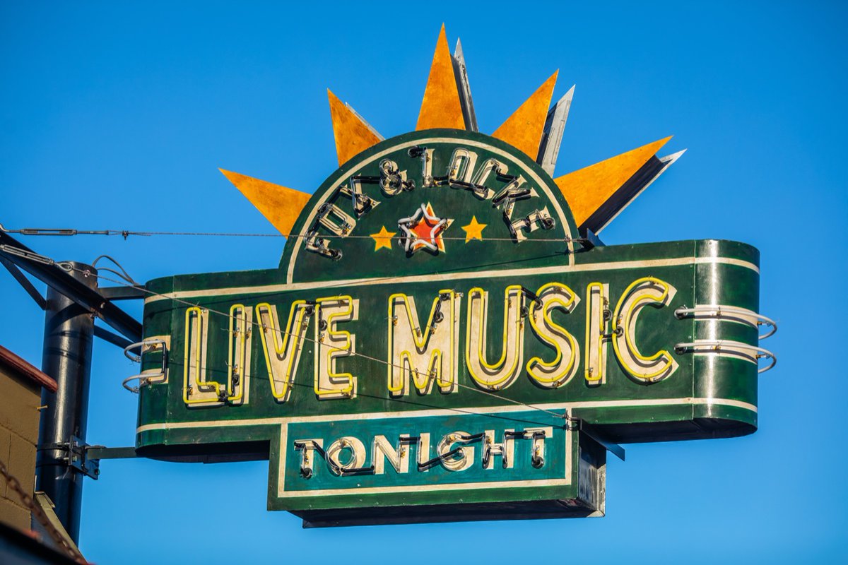 visitfranklin's tweet image. Exploring the small-town charm of Leiper’s Fork? Visit Fox &amp;amp; Locke to enjoy some live music on the most legendary stage in Franklin. Known for its surprise appearances from stars, you never know who might be performing! #VisitFranklin #MadeinTN #ExploreTennessee #FranklinTN