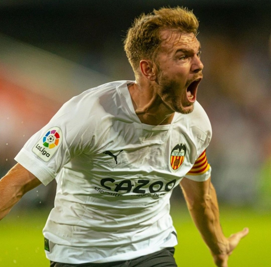 RadioTaronja_'s tweet photo. 🤩 El partido de LATO está siendo espectacular. Sin más. A trabajo podrán empatarle; pero nunca ganarle. Gracias, @tonilato, por dejarte la piel por el escudo, por tu Valencia. https://t.co/NdVif6GInv