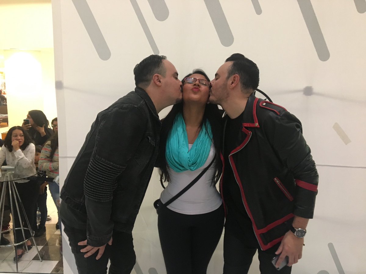 Monze_Pelaez's tweet photo. @RioRomamx @JoseLuis_Roma @Raul_Roma 

Ok! Pero ya vieron lo chiquitos que éramos 🥲
#RioRoma12años 🙏🏼♥️ https://t.co/hsW625TMbt