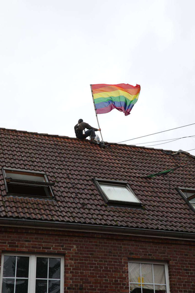 [21:40] Zusammenfassung:

❌ Bussi, Küfahalle, tripods und die KiDlKapelle wurden geräumt. Cops sind in die Awarenesshütte, die Pressehütte, das Hüttendorf und die Hallen eingebrochen.

✅Die meisten Barrios sind weiter stabil. Die Häuser, Dächer und die Baumhäuser sind besetzt!
