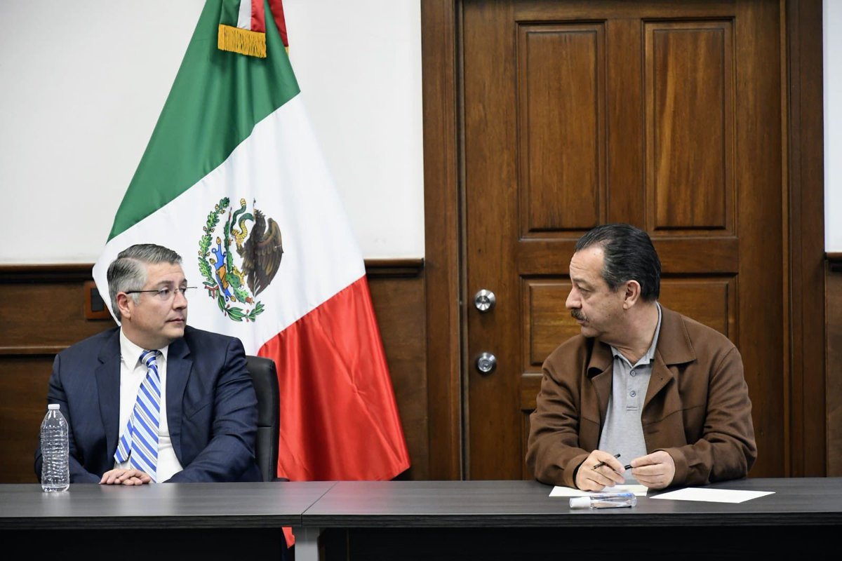 Con el compromiso de que #Coahuila siga siendo un estado donde impere la legalidad y el orden social, el Secretario de Gobierno <a href="/F_DeLasFuentes/">FernandoDeLasFuentes</a> llevó a cabo la Toma de Protesta del Colegio de Notarios de Coahuila, que continuará presidido por <a href="/alunacanales/">Armando Luna Canales</a>. ¡Enhorabuena!
