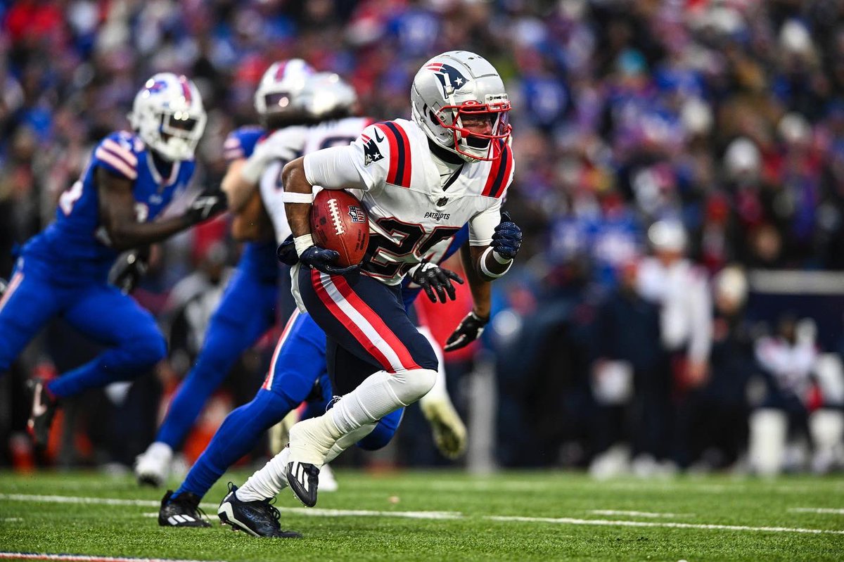 MarcusJonesocho's tweet photo. 1st year ✅. An unforgettable experience with the best fans in the nation #PatsNation #PatsFootball https://t.co/0qCdJ3iiJs