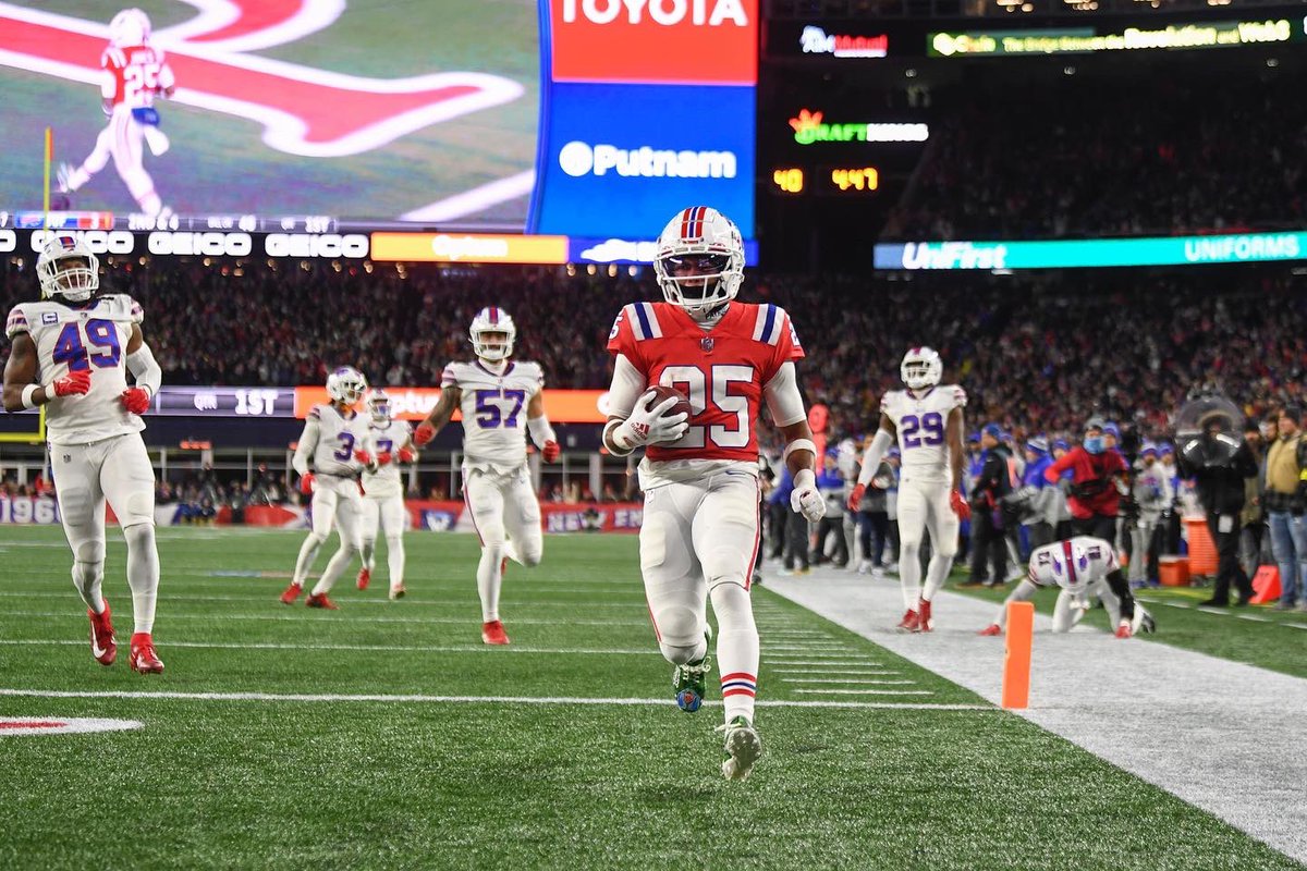 MarcusJonesocho's tweet photo. 1st year ✅. An unforgettable experience with the best fans in the nation #PatsNation #PatsFootball https://t.co/0qCdJ3iiJs