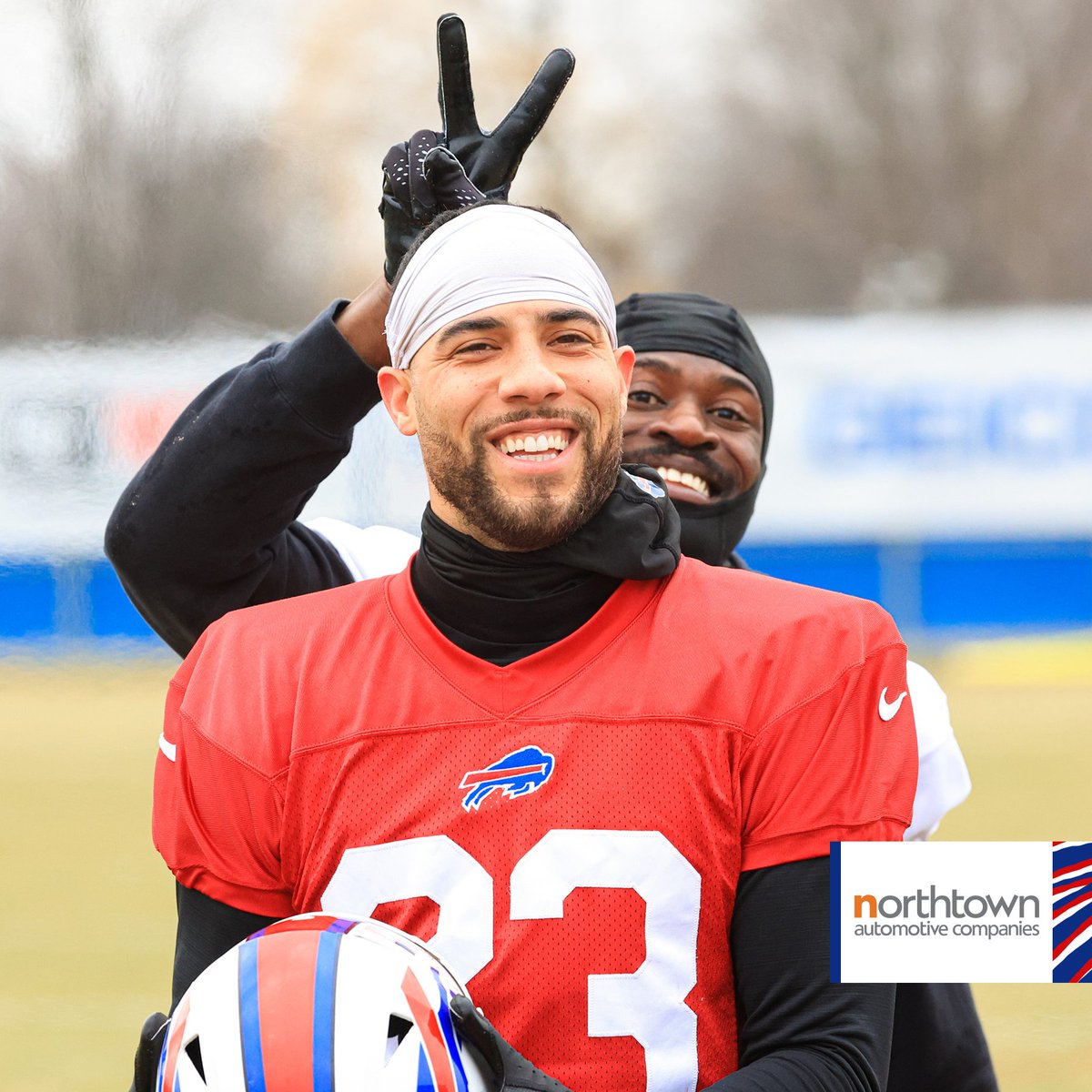 BuffaloBills's tweet photo. When your BFF comes back to practice.😆

#MIAvsBUF practice photos: https://t.co/IPTFpzfboz https://t.co/Gr422ZavpP