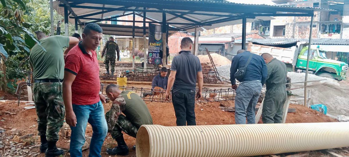 Ejercito_Div6's tweet photo. #SiempreATuLado | Hasta el barrio San Andrés en el municipio de Mocoa #Putumayo, llegaron los soldados de la #Brigada27 y @emisoraejercito para apoyar a la comunidad con la construcción de la caseta comunal, la cual beneficiará a más de 100 familias de la región. https://t.co/35RRiibNQk