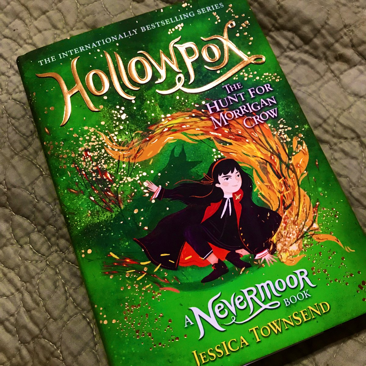 saevinys's tweet photo. my new hollowpox uk cover just arrived in brazilian lands @digressica thank you so much for creating my favorite series of all times π #stepboldly βοΈ https://t.co/YaJFIWPcwb
