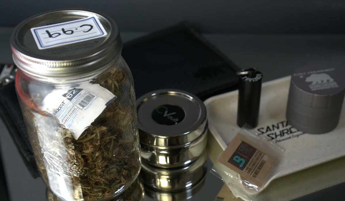 Proper cannabis storage is important - up your accessories game today 😎!
.
.
.
#cvault #boveda #calicrusher #santacruzshredder #tools420 #cannabisstorage #cinderella99