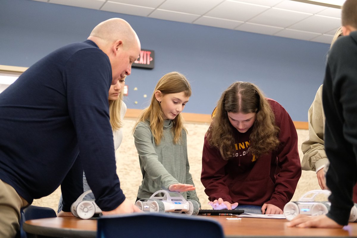 HSSD's tweet image. Suamico 4th graders taught Bay Port IB English students how to use different types of robots as they prepare to interpret a book that they've been reading for their semester exam. #AuthenticLearning #InnovativeProgramming