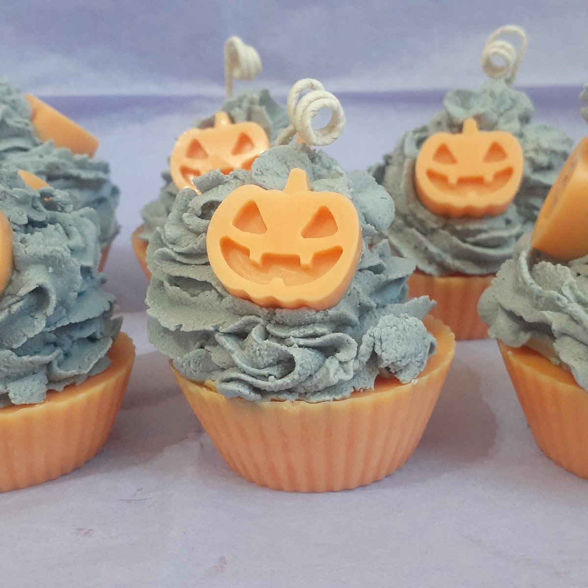 My pumpkin spice cake cupcake candles are currently 50% off 🧡 proceeds go towards a local halloween maze 🕯
clownysworkshop.etsy.com
#candles #shopsmall