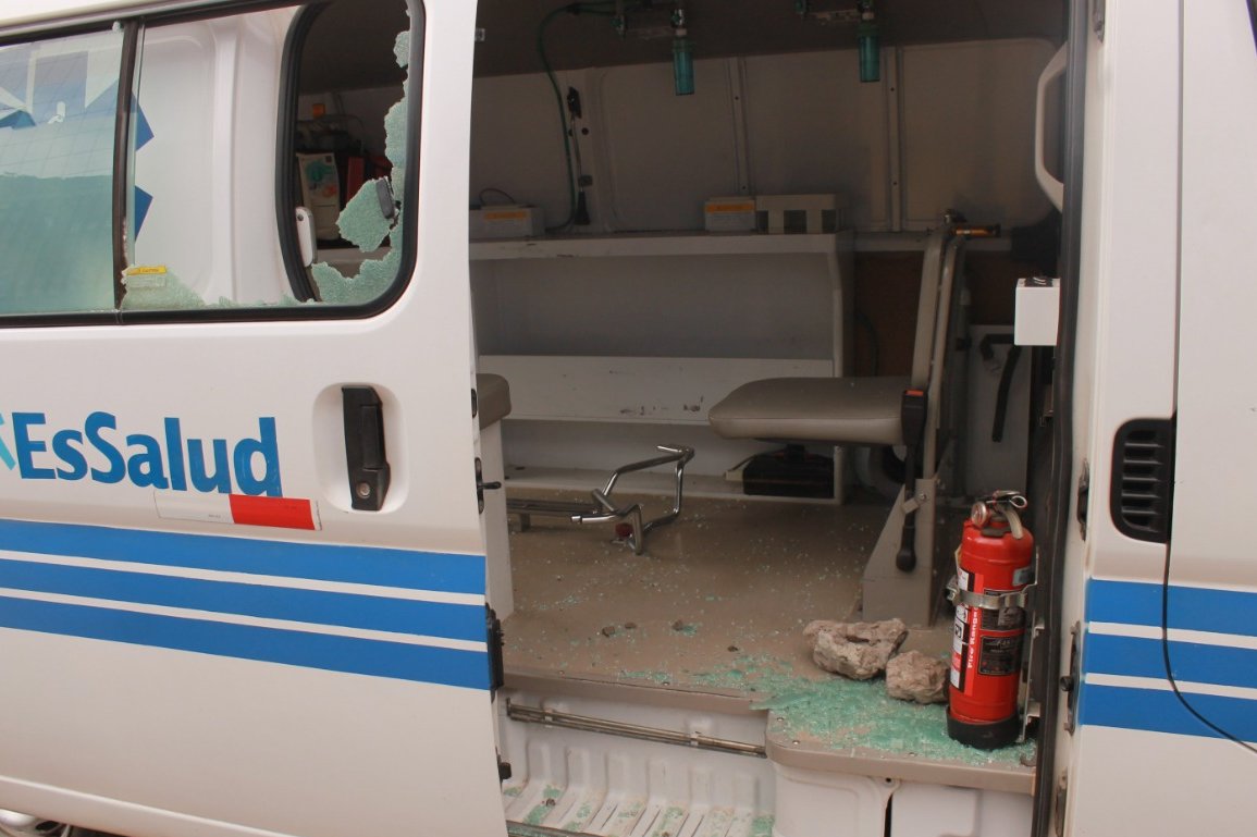 EsSaludPeru's tweet photo. Nuevamente una de nuestras ambulancias fue apedreada por manifestantes en Cusco. La unidad del Hospital Adolfo Guevara trasladaba un paciente a su domicilio. Lamentamos estos actos de violencia que ponen en riesgo la vida de las personas. https://t.co/8yqriSVQMQ