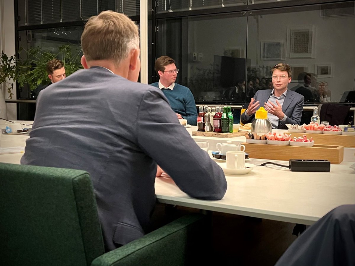 HuibvanEssen's tweet photo. Gisteravond goed gesprek met zo’n 15 jongeren over #duurzaamheid, #klimaat #energietransitie en #jongerenparticipatie. Geïnspireerd door de frisse blik en waardevolle ideeën. #jongRES #jongeklimaatbeweging https://t.co/ABs8ksRCsu
