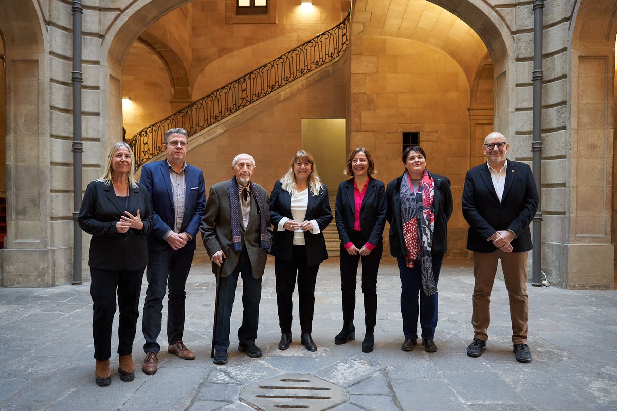 carmevidal2's tweet photo. 'Dono gràcies al cel perquè no m'ha exornat el front amb una corona de llorer immarcescible ni fet de mi aquell autor consagrat, inatacable. Tot això fa estar en un pla actiu, alerta, i augmenta la pròpia fluència vital". Orgull, acompanyar-lo en aquest Passeig del Centenari. https://t.co/NJebdVRqQL