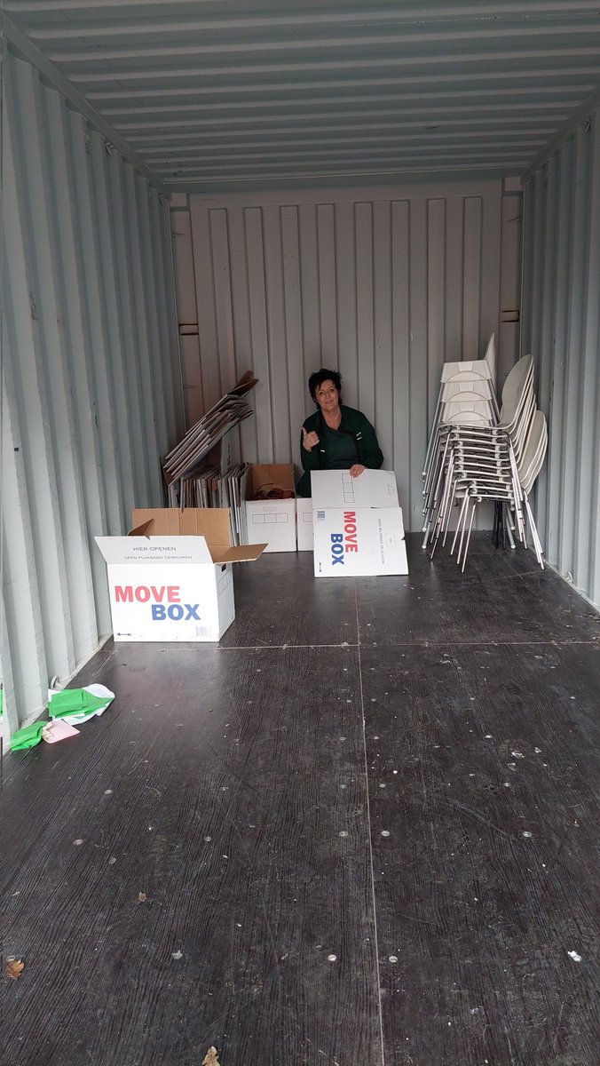 JantjePaasman's tweet photo. De grootste weggeefwinkel actie is achter de rug Met dank aan #Woongoed #Zeist zijn duizenden meubels vandaag gratis weggegeven Zie mijn post op #Facebook https://t.co/gqbcyigfBd