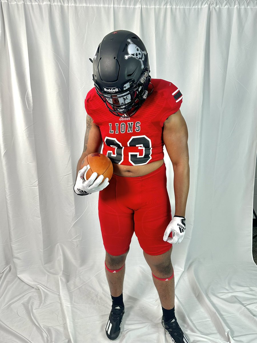 DevonBaskin2's tweet photo. I Know momma proud of her young man 🏈this either gone break me or make me #roadtoriches 🦍💯 I want to Thank God for my official visit to emcc 🔴⚫️ https://t.co/hcBmLRU2fn