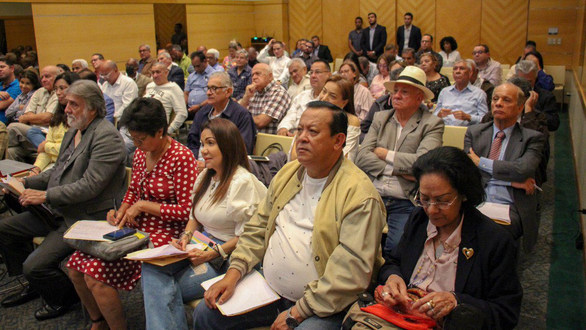 prospericarlos's tweet photo. ¡Pese a los obstáculos y adversidades, en @ADemocratica nos mantenemos firmes!

En reunión de CEN, Sec Generales y Organización Secciónales, evaluando estrategias y coordinando mecanismos para seguir luchando por el rescate de la democracia y Venezuela 🇻🇪
#VamosXLaProsperidad https://t.co/o90idSCWR8