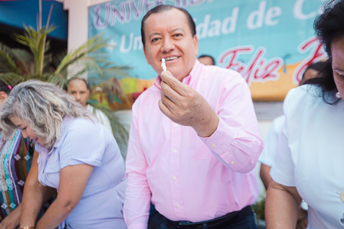 JavSaldana's tweet photo. Hoy participamos en la tradicional partida de Rosca de Reyes con los estudiantes y administrativos de la Coordinación Zona Sur. Compartir momentos así con los universitarios me hace reafirmar mi compromiso con el bienestar y éxito de nuestra alma mater. https://t.co/CSmzTFeFHo