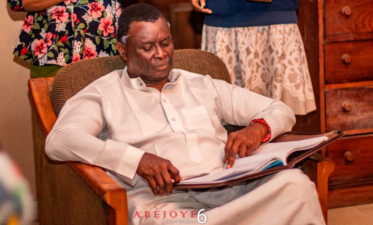 dbamiloye's tweet image. Daddy Mike memorizing his lines for ABEJOYE SEASON 6 😊