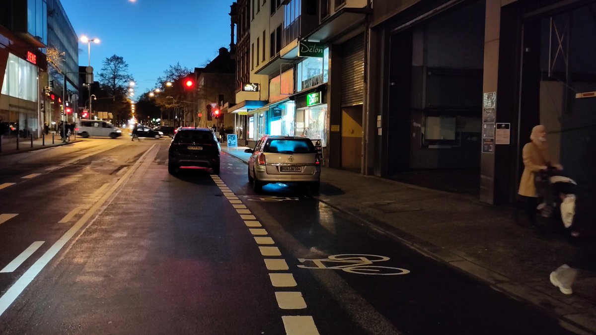 paulinepauline's tweet photo. Ach ja. Die Protected Bikelane in der Luisenstraße mal wieder. #WiesbadenVerkehrt https://t.co/iYOWAfSoab
