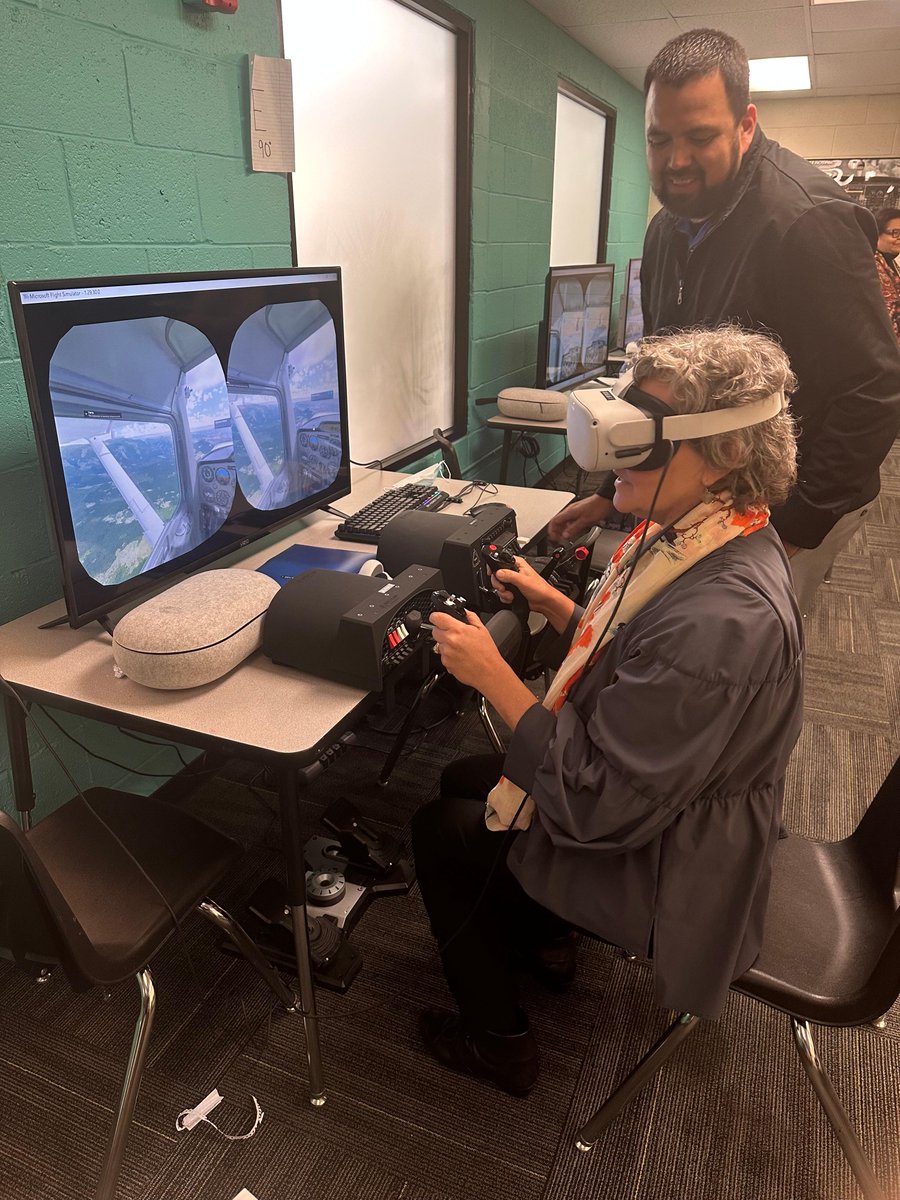 ADonovanRDF's tweet photo. I can fly! I had the chance to test the Volar flight simulator at NFL YET Prep Academy @EspirituSchools. What a great tool! https://t.co/bY2wPFGR5Y