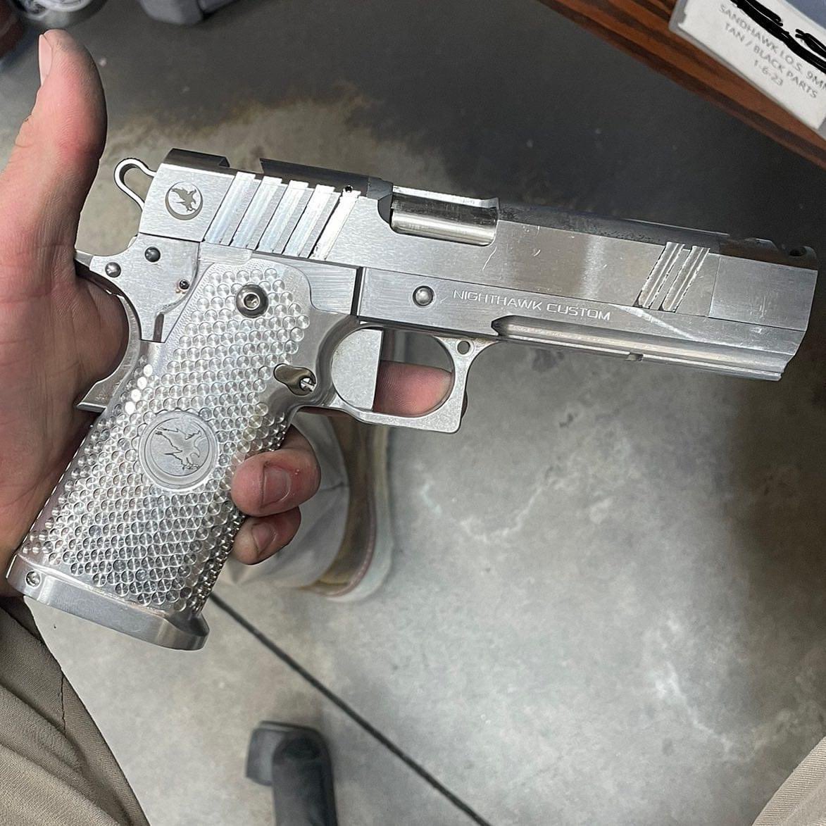NighthawkCustom's tweet photo. My my👊
There is nothing like hand built! Sand Hawk IOS just built, ready for prep.
#SandHawk #DoubleStack #2011 #9mm #HandBuilt #FullyMachined #OneGunOneGunsmith https://t.co/tkp6W40k0f