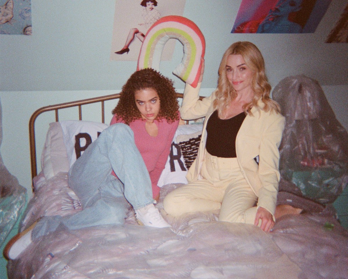 Netflix Canada on Twitter "Ginny & bts on film 🍑 (1/4)"