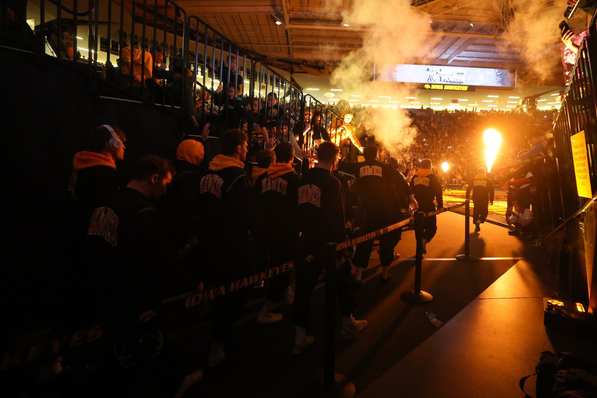 Hawks_Wrestling's tweet photo. The 𝟯𝟬𝟬𝘁𝗵 𝗱𝘂𝗮𝗹 in the history of 𝘾𝙖𝙧𝙫𝙚𝙧-𝙃𝙖𝙬𝙠𝙚𝙮𝙚 𝘼𝙧𝙚𝙣𝙖 is on tap for Friday against Northwestern.  

NOTES: https://t.co/WkLKqU3mYH https://t.co/LeHrUGFoVV