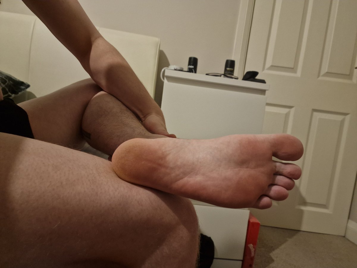 ToeKingMaster's tweet photo. Been a long ass day! Need abit of TLC 😏
#malefeet #footfetish #gayfeet #gayfindom #gaypaypigs #alphamale #AlphaMaleStruggles #paypig #usedsocks #alphasole #malesole https://t.co/43ZV4iDRTy