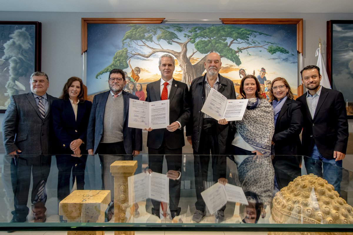 El presidente de Fundación Educación por la Experiencia, Armando Prida Huerta, y el rector de <a href="/UPAEP/">UPAEP</a>, Dr. Emilio Baños Ardavín, firmaron un convenio de colaboración, en el marco del 50 aniversario de esta casa de estudios.

#LoBuenoDeSerBueno #Puebla 
(1/2)