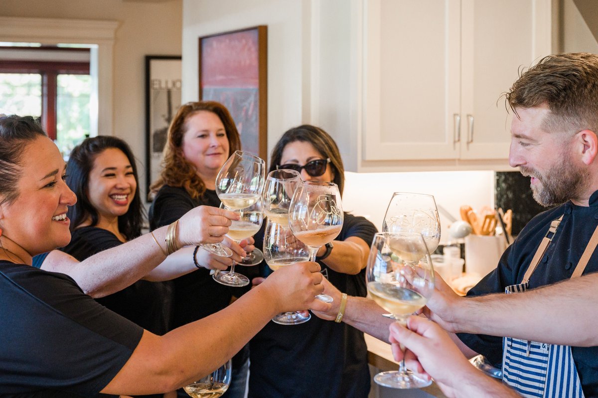 Eden_Rift's tweet photo. Celebrating the year ahead 🥂

📸 captured by @chasingchickadees https://t.co/yYfiw4dZxR