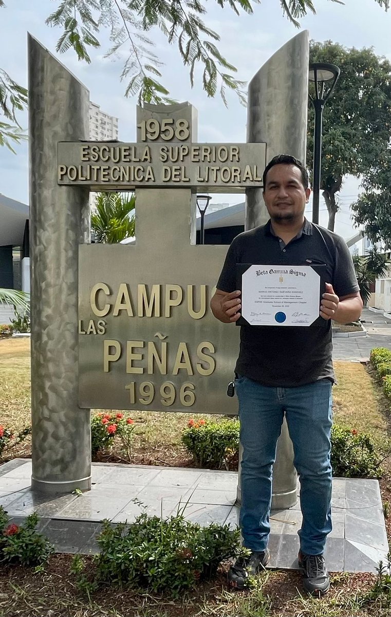 espae's tweet photo. Marco Guevara del EMBA 23, nos visitó en ESPAE para recibir su diploma @BGSHonorSociety y unirse a los cerca de 25 mil nuevos miembros que son nombrados cada año para ser parte de esta selecta red de profesionales a nivel mundial. #ESPAEes1 https://t.co/QFtD6BDoQj