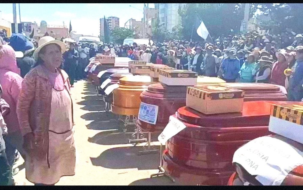 AnibalGarzon's tweet photo. Ataúdes de los 17 asesinados por la Policía Nacional del Perú en Juliaca. Si estas imágenes fueran de Cuba, Venezuela o Nicaragua serían portada en los medios y se hablaría de "intervención humanitaria" pero como son del gobierno amigo del Perú silencio absoluto. https://t.co/f7AAdkbQRn