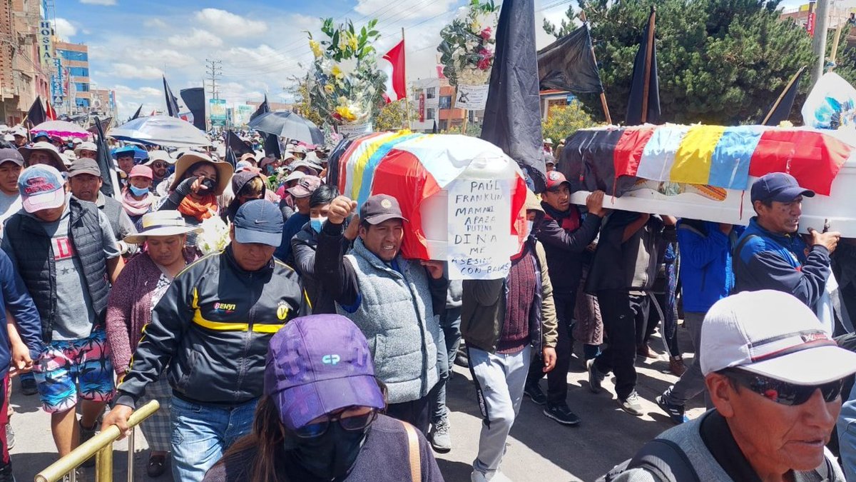 AnibalGarzon's tweet photo. Ataúdes de los 17 asesinados por la Policía Nacional del Perú en Juliaca. Si estas imágenes fueran de Cuba, Venezuela o Nicaragua serían portada en los medios y se hablaría de "intervención humanitaria" pero como son del gobierno amigo del Perú silencio absoluto. https://t.co/f7AAdkbQRn