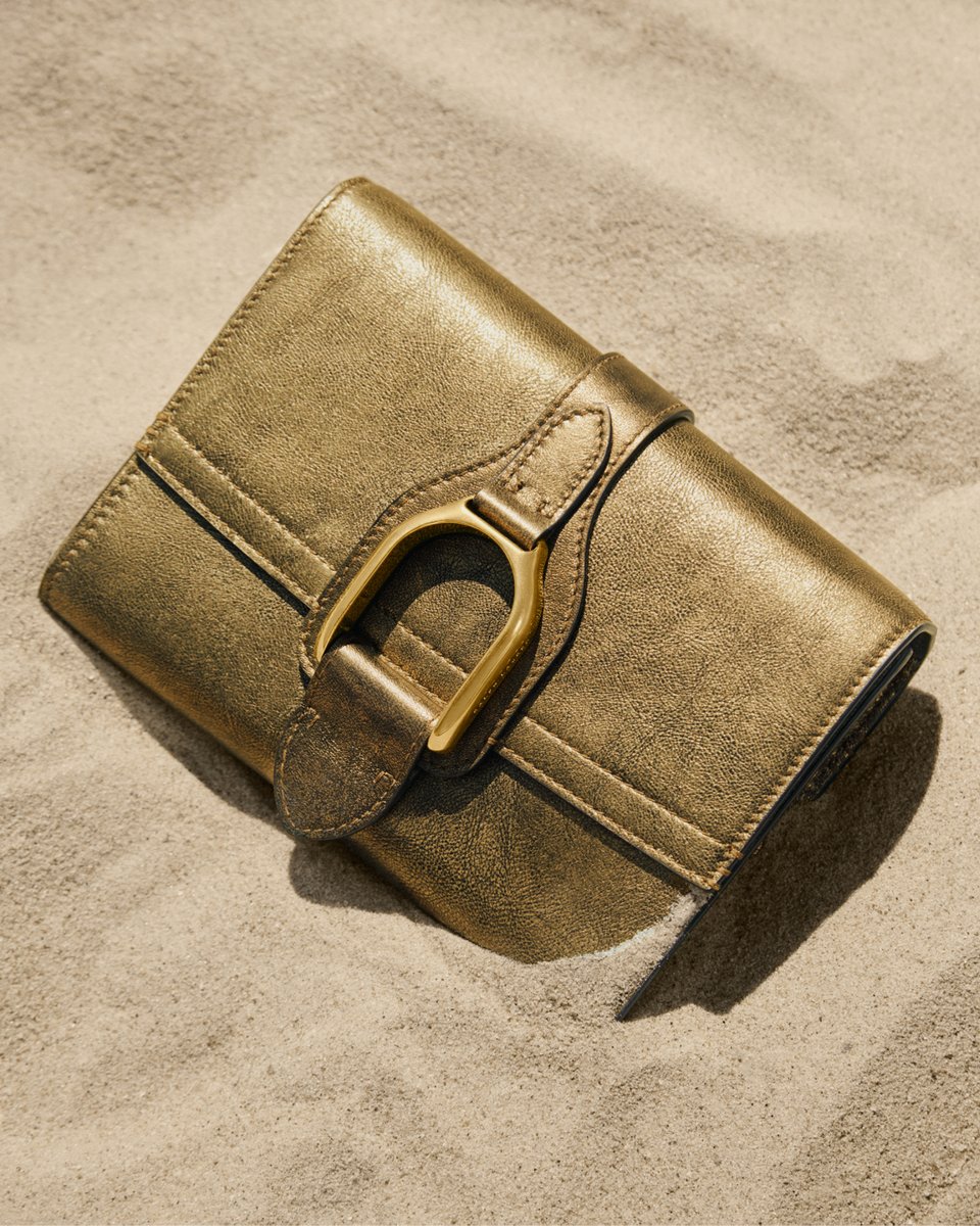 RalphLauren's tweet photo. The #WelingtonCollection Crossbody Wallet for Pre-Spring 2023. Sunset-inspired metallics enhance the Welington Crossbody’s exquisite workmanship and detail.

Discover the Metallic Welington Crossbody Wallet and more accessories: https://t.co/7ithA14rYm

#RLCollection https://t.co/eeUNgX84OO