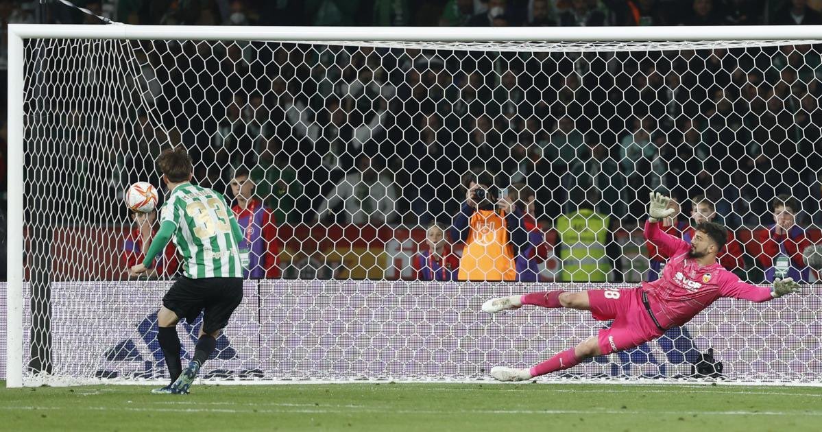 IAmRosique's tweet photo. 📊 | Giorgi Mamardashvili no ha conseguido parar ninguno de los 15 penaltis que le han lanzado como portero del @valenciacf.

Le han marcado los nueve de las dos tandas de penalti ante Madrid y Betis y cinco de los otros seis que le han lanzado. El sexto lo tiró fuera el Chimy. https://t.co/wUSaJO1uuc