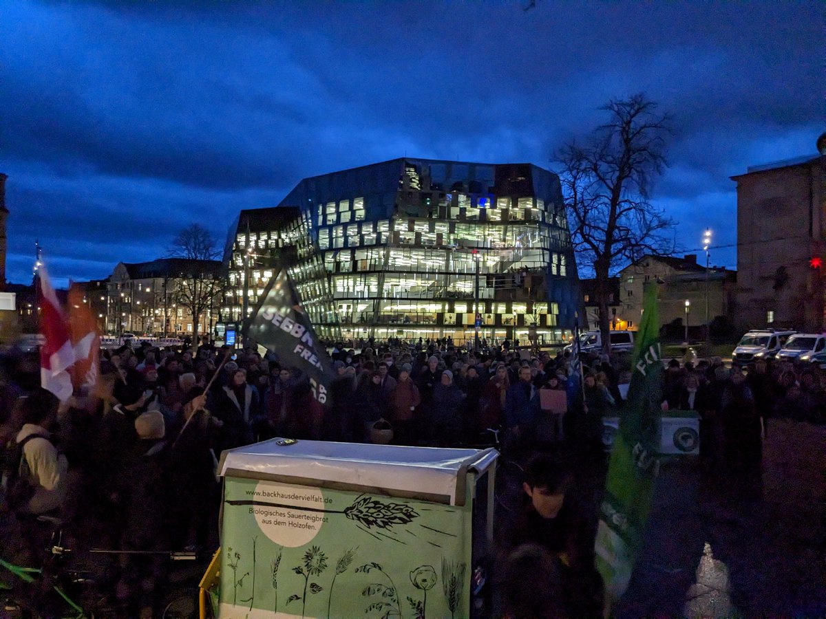 Freiburg sagt: lützi bleibt! 
Bei der Sponti heute mehrere Hundert Leute. Wir stellen uns gegen jeden fossilen Upfuck und jede radikale Zerstörung durch RWE und Grüne. 
#Luetzerrath ist Überall