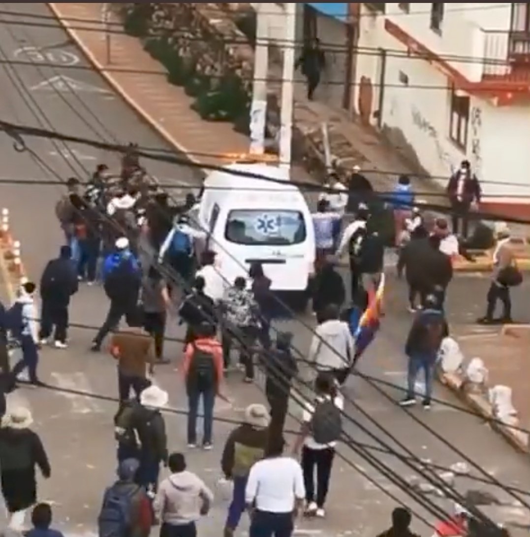 cesarcombina's tweet photo. En #Cusco los "pacificos" manifestantes atacan a una ambulancia, buscan tomar el aeropuerto y dejan heridos a policias y civiles ¿Desde cuando atacar, matar, destruir es un Derecho? Los peruanos de bien no podemos tolerar esto, no importan lo colores #LaViolenciaNoSeJustifica https://t.co/klO1CQSvG3
